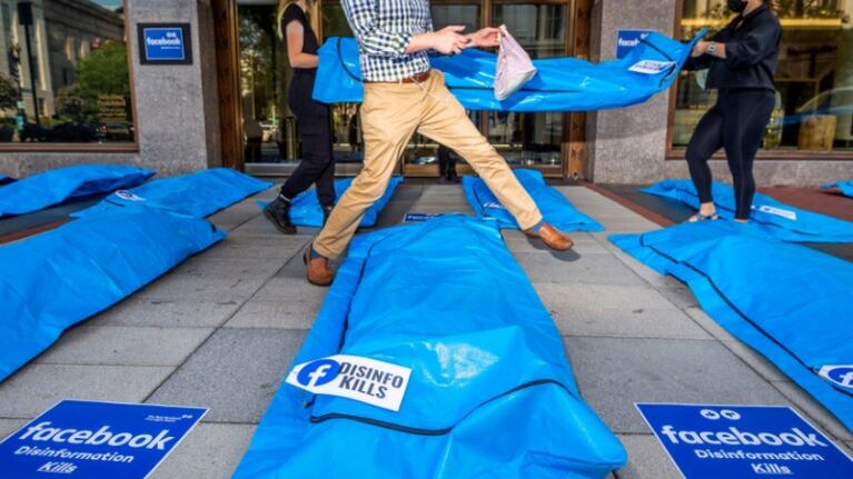 Facebook identifica una campaña de desinformación contra las vacunas de la Covid-19 que reclutaba 'influencers'. Foto: AP.