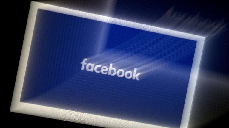 Facebook prueba públicamente el modo oscuro en su aplicación para Android. Foto: AFP.