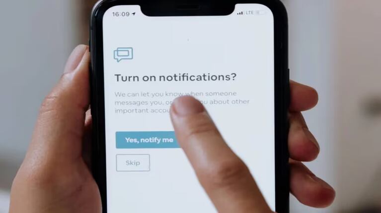 Facebook, TikTok y X usan las notificaciones en iOS para tener datos de los dispositivos, según investigación