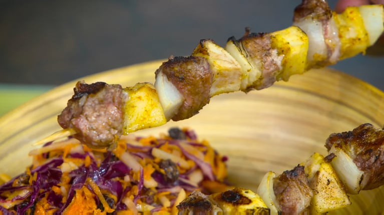 Fácil: brochettes de cerdo y peras con una receta única y ágil