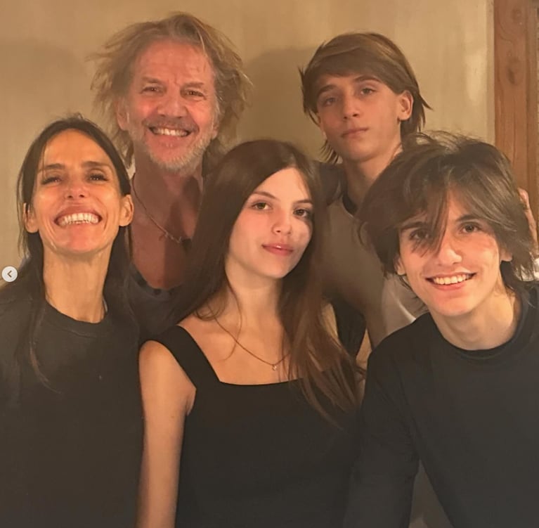Facundo Arana y María Susini con sus hijos India, Yaco y Moro.