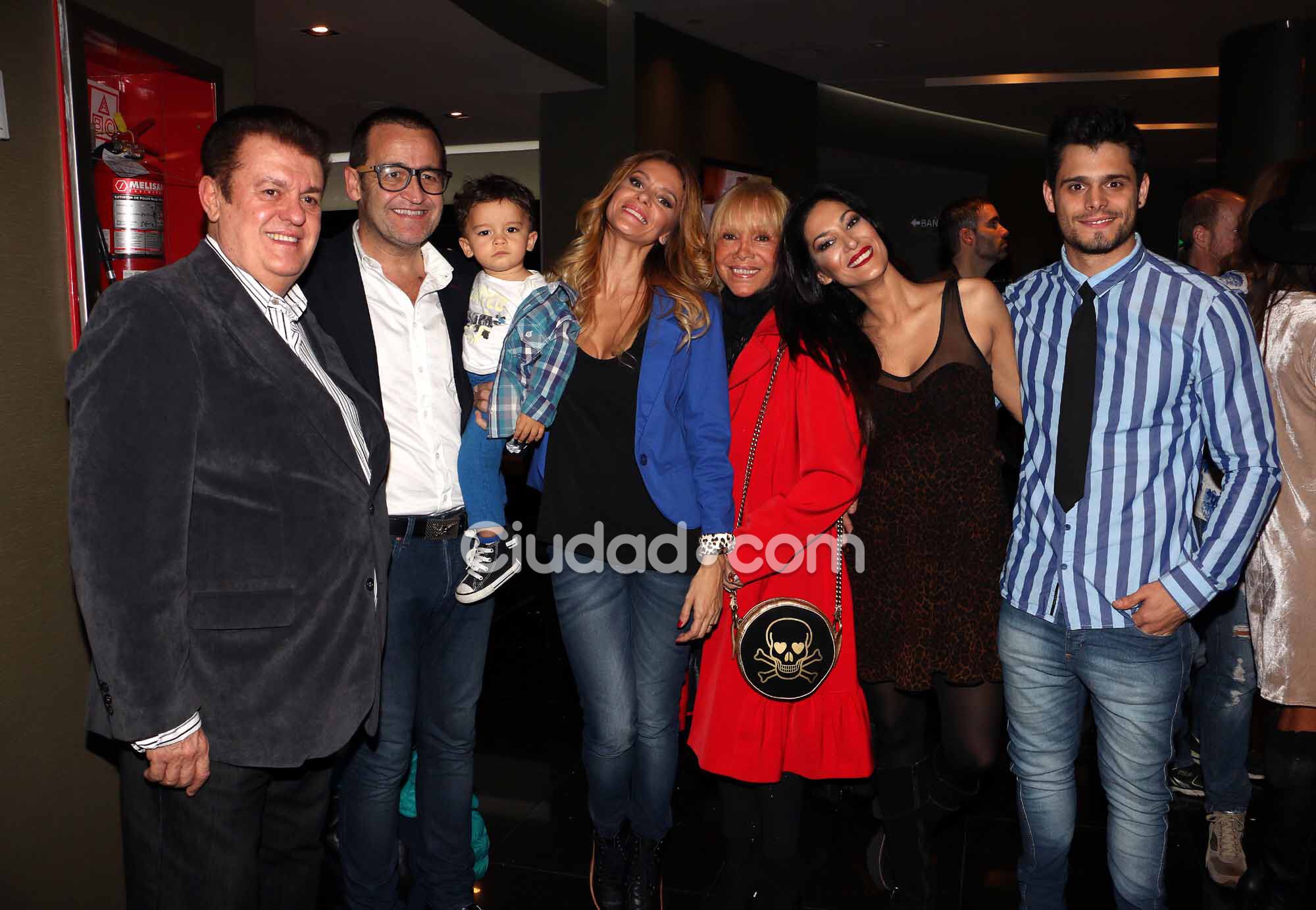 Familia Escudero, en la avant premiere de Locos sueltos en el zoo (Foto: Movilpress)