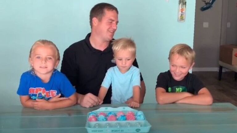 Familia quiso jugar el juego de la ruleta de los huevos para conocer el sexo del bebé que viene en camino