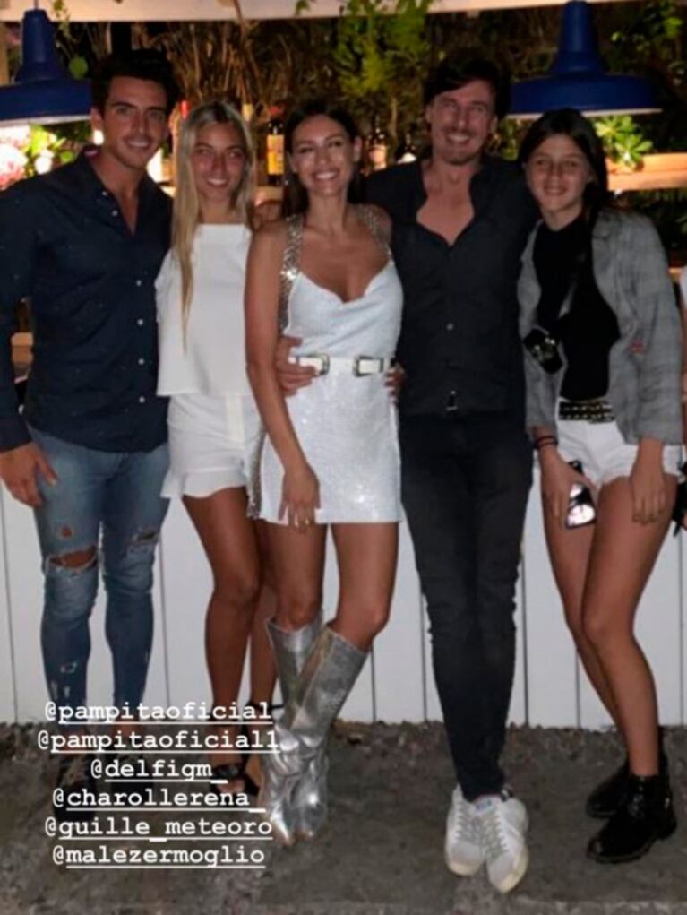 ¡Familia súper ensamblada! Las tiernas postales de Pampita y Roberto García Moritán junto a sus hijos