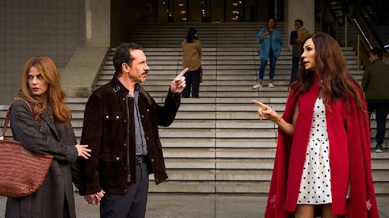 Famke Janssen interpreta a Betty Jonkers, una exdiva del pop y exesposa traicionada.