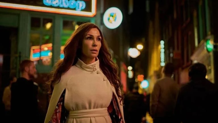 Famke Janssen se implicó creativamente, aprendió neerlandés y grabó una canción para su personaje.