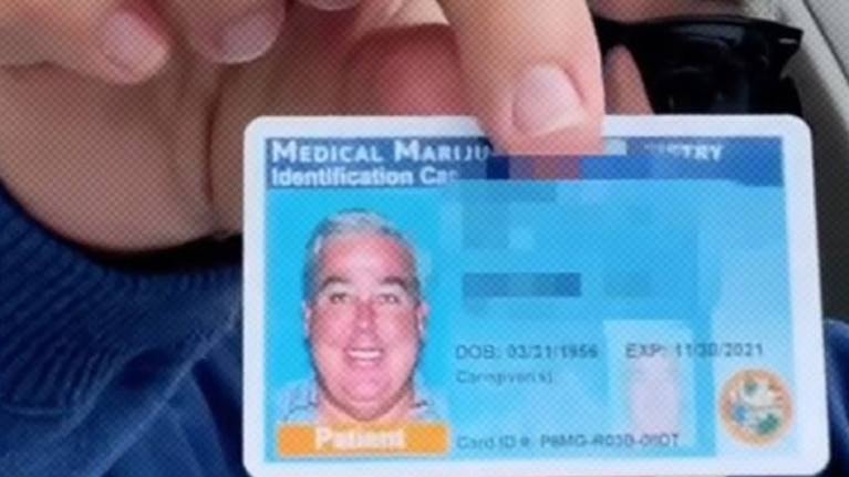Famoso abogado muestra su tarjeta de marihuana medicinal en vez del carnet de conducir