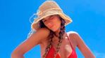 Fanática de las microbikinis, Lola Latorre impactó luciendo colaless clásicas y súper coloridas.