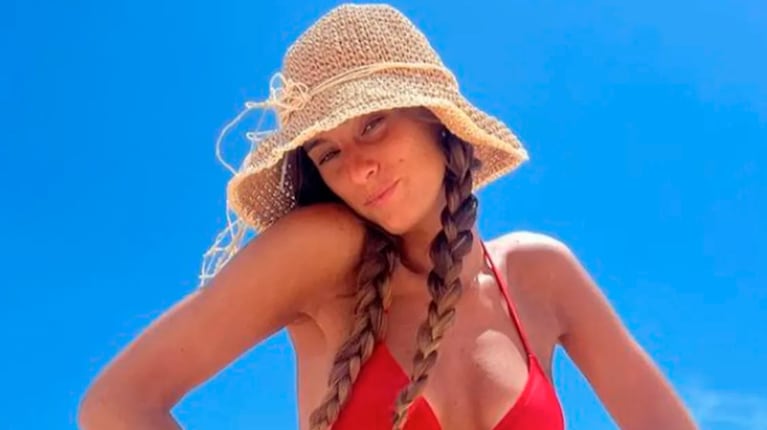 Fanática de las microbikinis, Lola Latorre impactó luciendo colaless clásicas y súper coloridas.