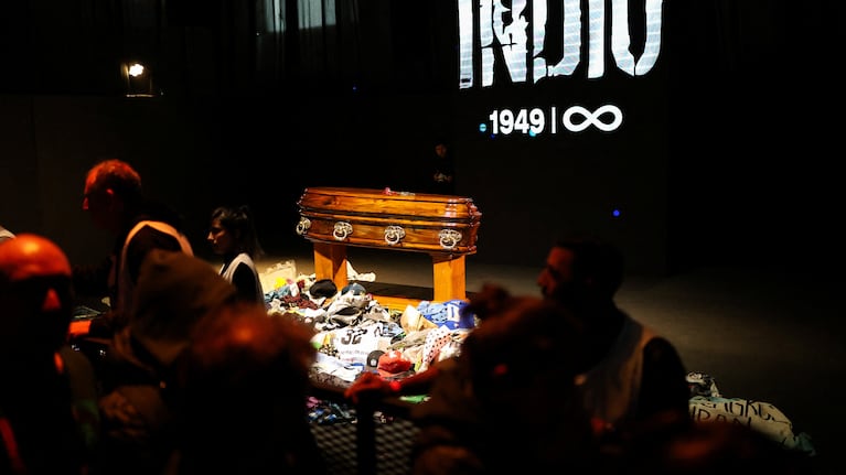 Fans of Argentine singer Carlos Alberto Solari, known as Indio Solari, gather to pay tribute during his wake at the Polideportivo Gatica in Avellaneda, on the outskirts of Buenos Aires, Argentina, June 7, 2026. REUTERS/Alessia Maccioni