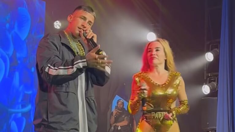 Fátima Florez y L-Gante en el escenario del Teatro Roxy de Mar del Plata. (Foto: Instagram/gm__entertainmentok)