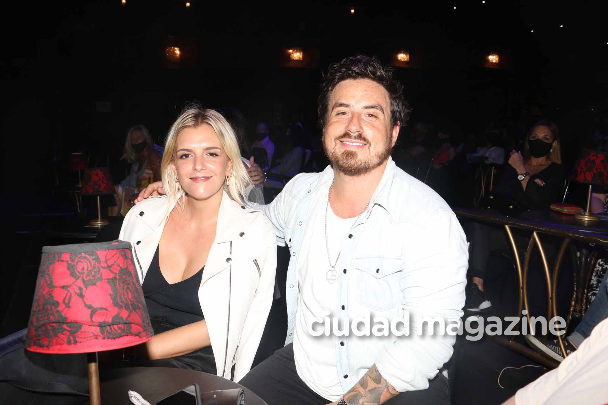 Fede Bal y su novia Sofía Aldrey estuvieron en el estreno de Carmen Barbieri. Foto: Movilpress