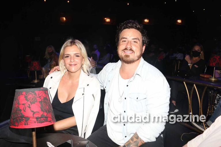 Fede Bal y su novia Sofía Aldrey estuvieron en el estreno de Carmen Barbieri. Foto: Movilpress