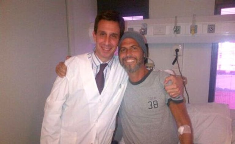 Fede Ribero, junto al doctor Matías Chacon, tras la sesión Nº 45 de quimioterapia. (Foto: @RiberoFede)