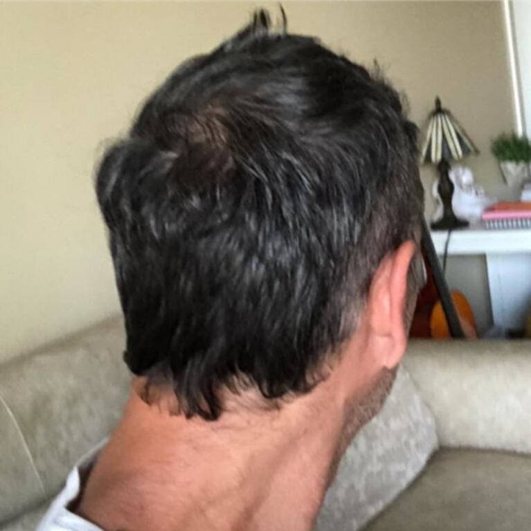Federico Amador se autocortó el pelo y lució orgulloso el resultado final: "Creo que algo zafa"