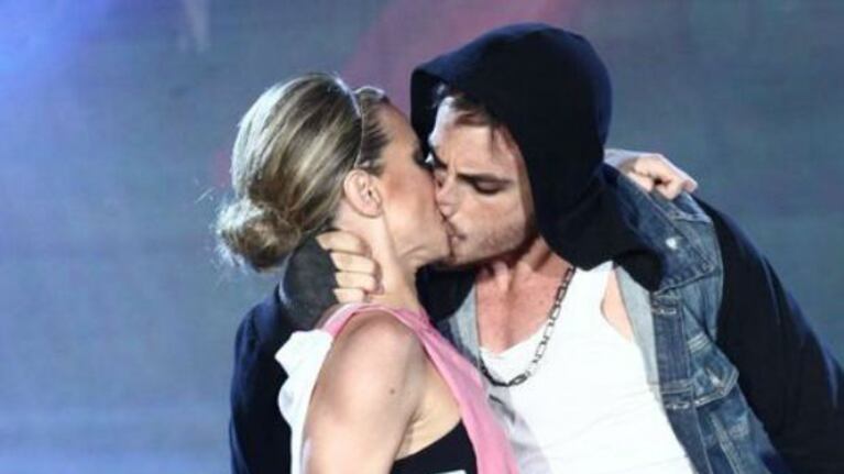 Federico Bal, a los besos con Yanil García, en el certamen. (Foto: Web)