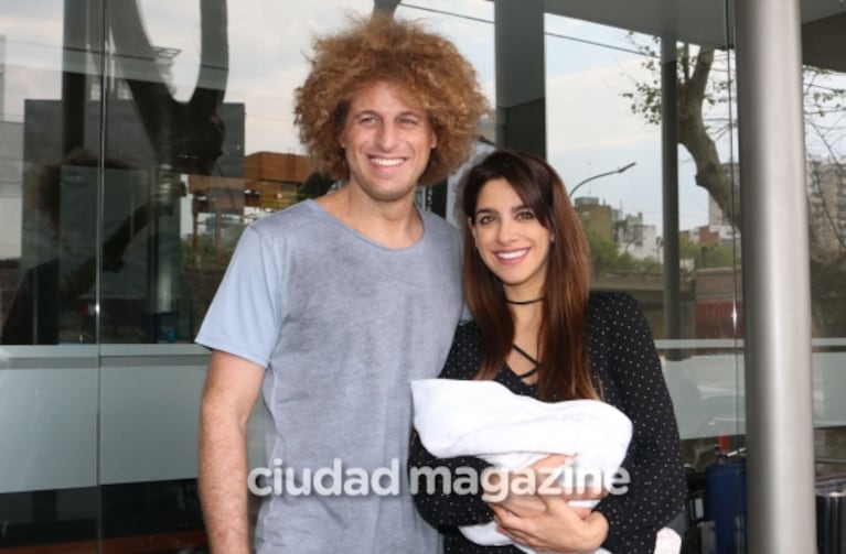 ¡Felices los tres! Gabriela Sari y su hija, Donna, recibieron el alta y dejaron la clínica junto a Rulo Schijman