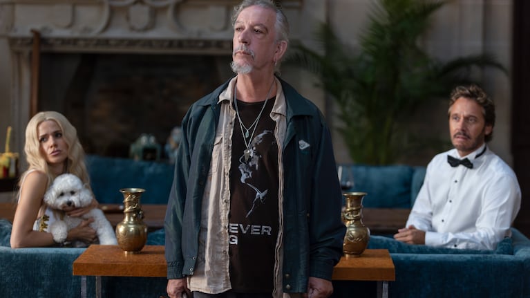 Felicidades. (L to R) Violeta Urtizberea, Diego Capusotto, Benjamín Vicuña in Felicidades. Cr. Marian Landet / Netflix ©2026