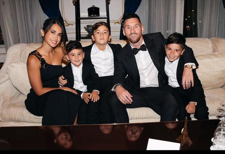 “Feliz cumple amor. Te amamos infinito”, escribió Antonela Roccuzzo en esta foto en donde se la ve con Messi y los hijos de ambos. “Muchas gracias mi vida, los amo y los extraño”, contestó el capitán de la Selección argentina.