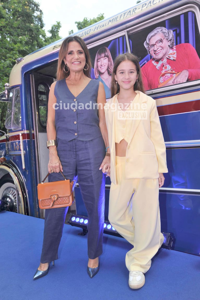 Fernanda Callejón y su hija en el estreno de Papá por Siempre (Foto: Movilpress).