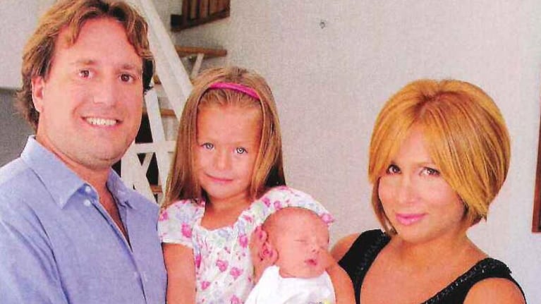 Fernanda Vives presenta a su hijo Rocco Cobelli. (Foto: revista Caras)