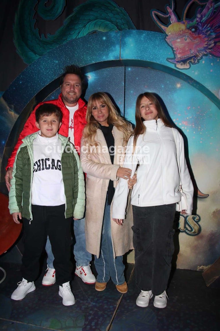 Fernanda Vives, Sebastian Cobelli e hijos (Foto: Movilpress)