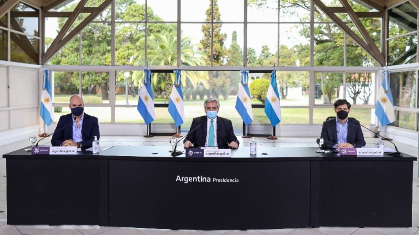 Fernández descartó un toque de queda, pero analiza mecanismos para disipar las aglomeraciones. Foto: EFE.