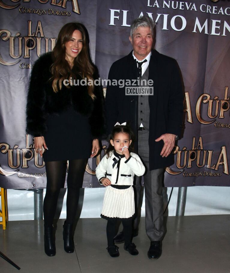 Fernando Burlando y Barby Franco con su hija Sarah en el estreno de Flavio Mendoza, La Cúpula (Foto: Movilpress).