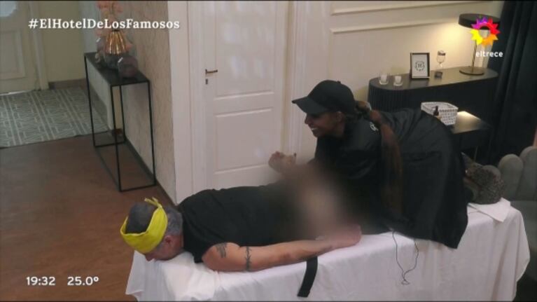 Fernando Carrillo se bajó los pantalones y le pidió a Mimi que le masajee los glúteos en El Hotel de los Famosos 2