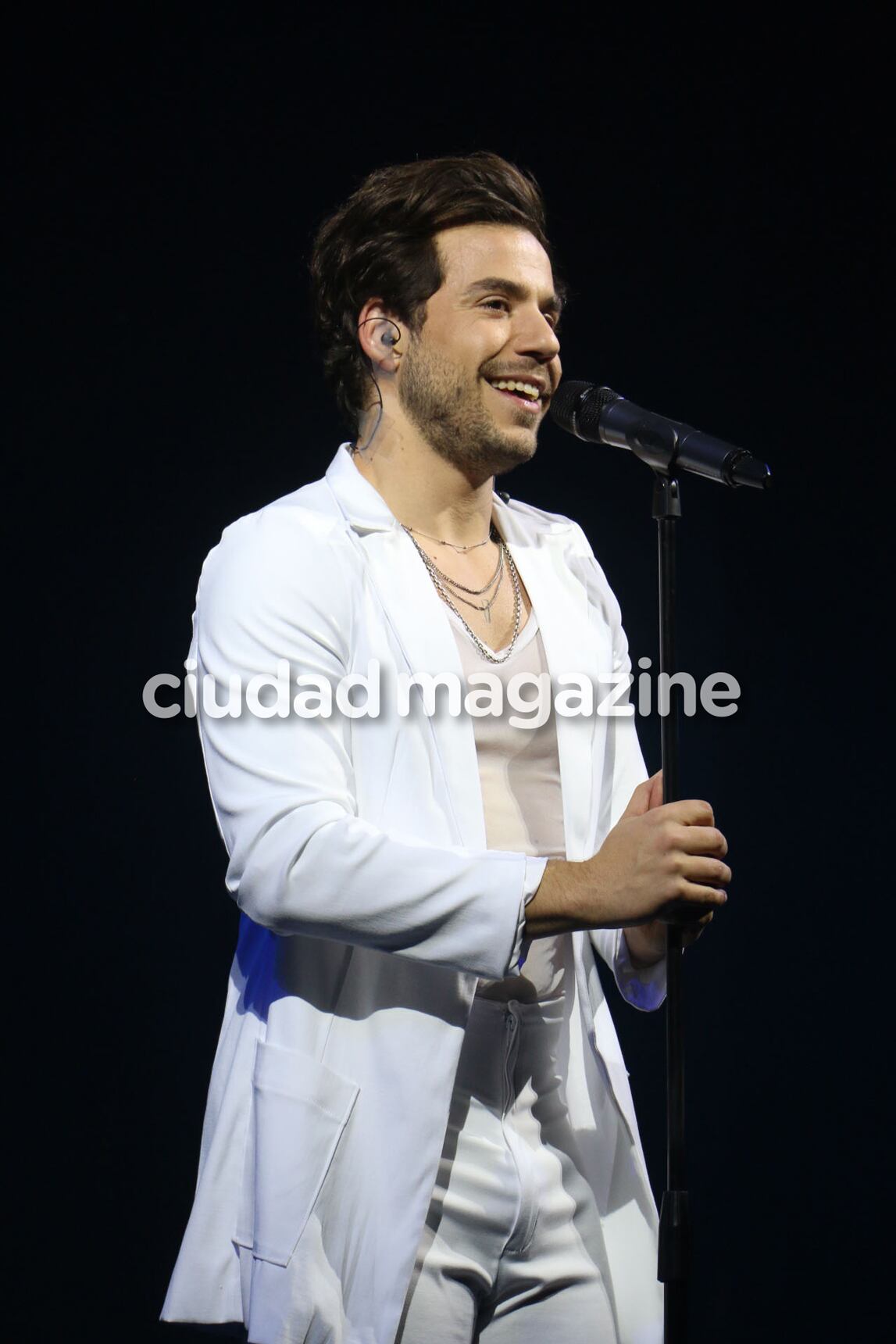 Fernando Dente en su debut como cantante solista. (Foto: Movilpress)