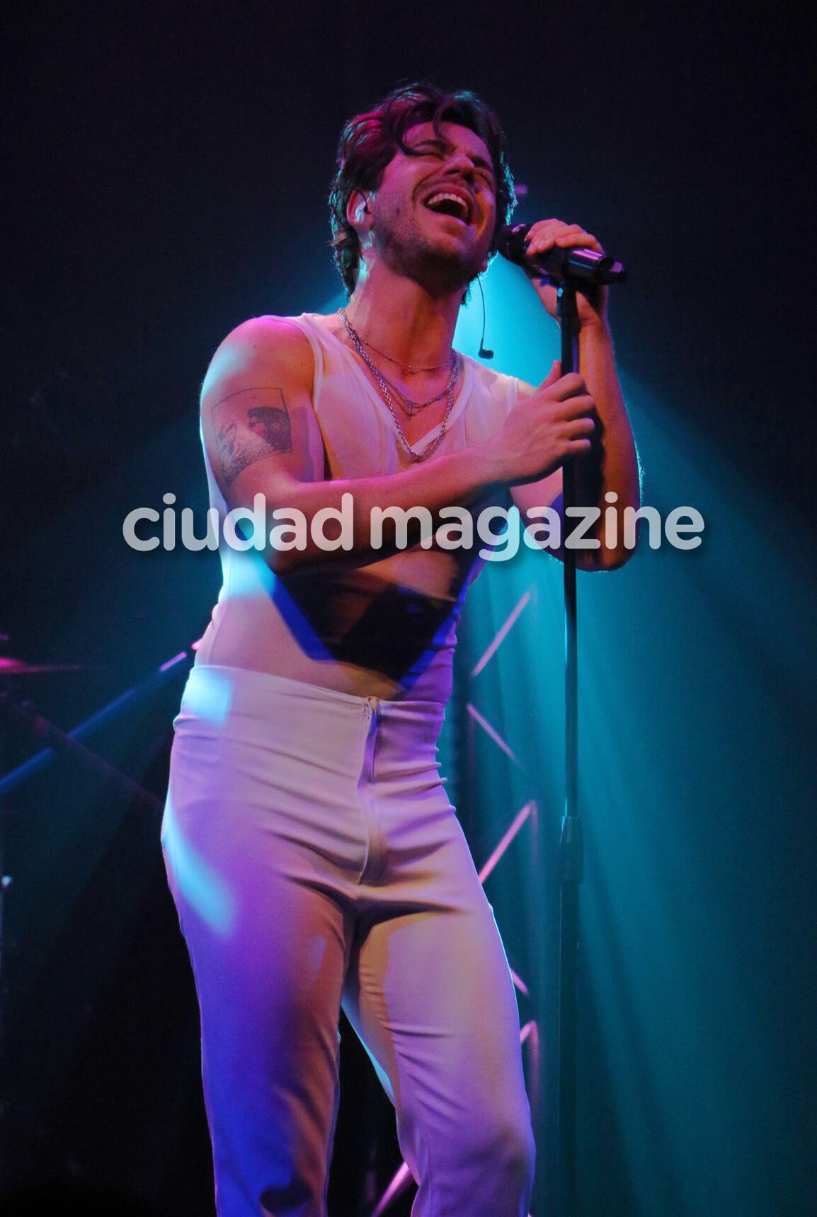 Fernando Dente en su debut como cantante solista. (Foto: Movilpress)