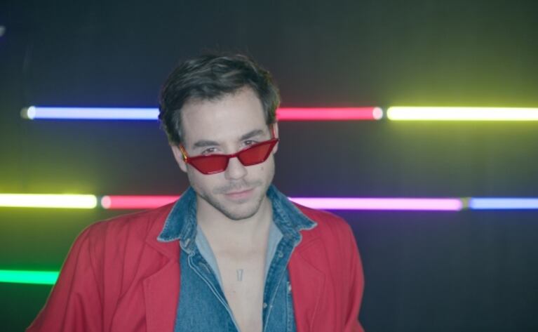 Fernando Dente se anima a más en el clip de "Todo lo que quieras", su nueva canción sobre el amor libre