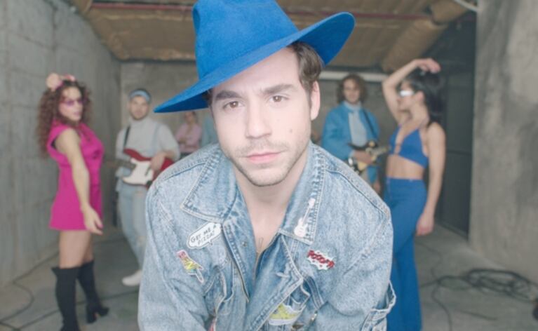 Fernando Dente se anima a más en el clip de "Todo lo que quieras", su nueva canción sobre el amor libre