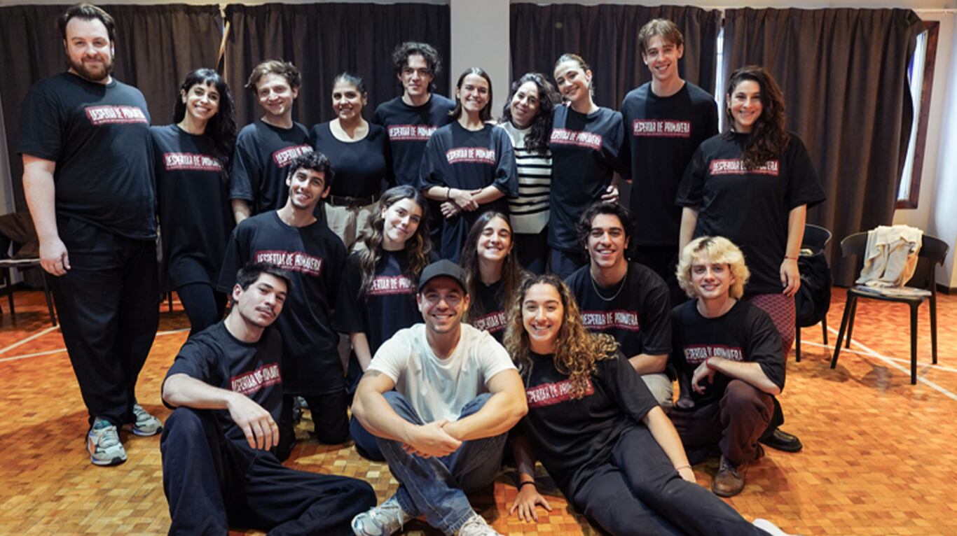 Fernando Dente y el elenco de "Despertar en primavera". Foto: prensa