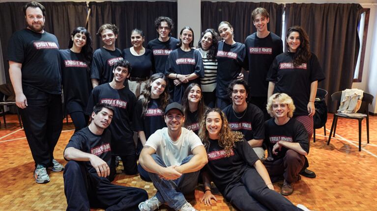 Fernando Dente y el elenco de "Despertar en primavera". Foto: prensa