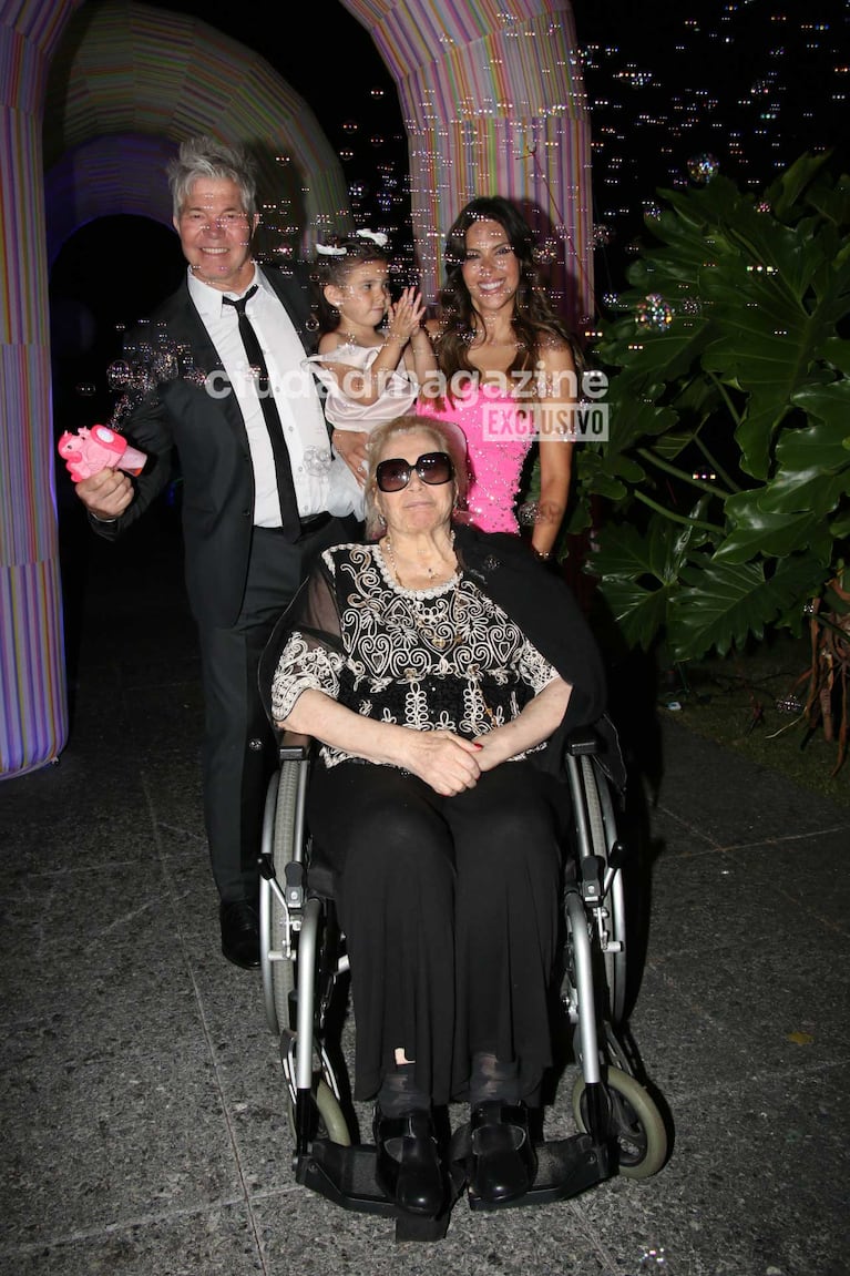 Fernando y Sarah Burlando, Barby Franco y María Lidia Basaldúa, la mamá del letrado (Foto: Movilpress)