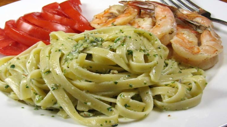 Fettuccine al pesto: así se logra un abrazo de sabor y frescura en cada plato
