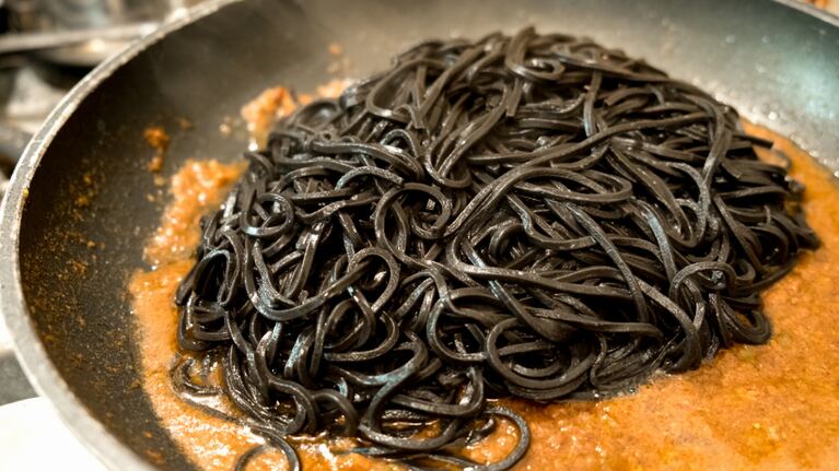 Fettuccine negros con salsa natural de tomate: la mejor receta casera