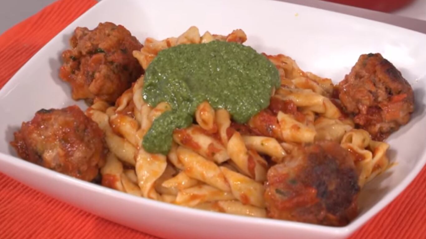 fideos, albóndigas, salsa, tomate, pesto