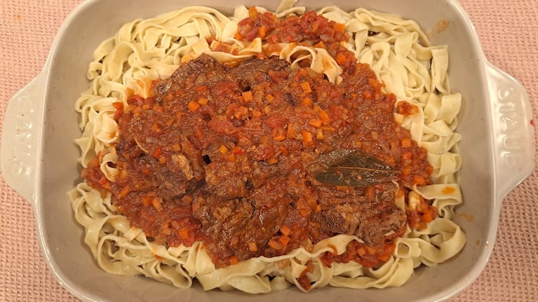 Fideos caseros al huevo con estofado: la receta para sorprender a los invitados amantes de la pasta