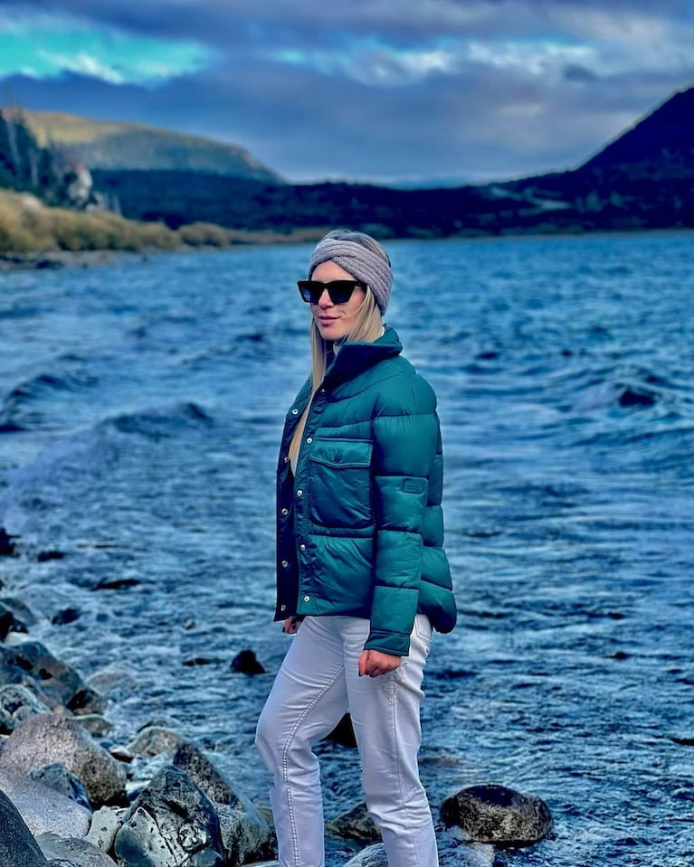 Fiel a su pasión por los viajes, Elisa se mostró frente al lago con un look invernal.
Fuente: Instagram