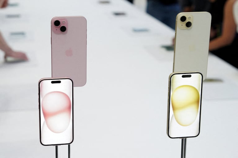 FILE PHOTO: iPhone 15 and iPhone 15 Plus are displayed during the 'Wonderlust' event at the company's headquarters in Cupertino, California, U.S. September 12, 2023. REUTERS/Loren Elliott/File Photo