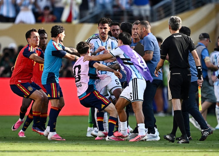 FILE PHOTO: Soccer Football - FIFA World Cup 2026 - Final - Spain v Argentina - New York/New Jersey Stadium, East Rutherford, New Jersey, U.S. - July 19, 2026 Argentina's Leandro Paredes and Lisandro Martinez clash with Spain's Gavi after the match REUTERS/Dylan Martinez/File Photo