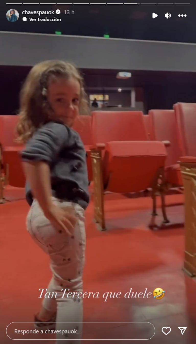 Filipa desfiló en el teatro donde Paula Chaves y Pedro Alfonso hacen temporada en Carlos Paz