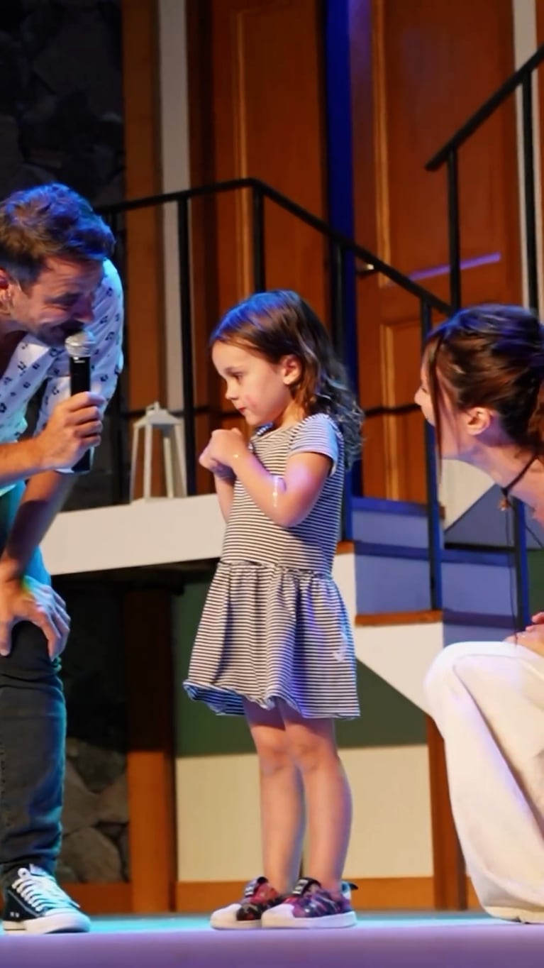Filipa, la hija menor de Paula Chaves y Pedro Alfonso, cantó por primera vez en el teatro: el tierno video