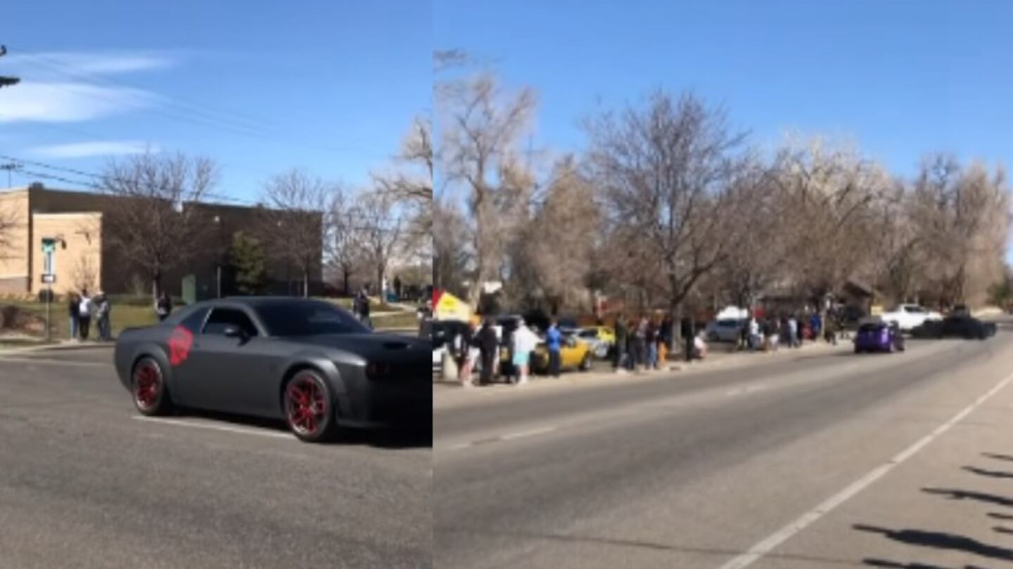 Filman el momento en que un aficionado a los coches choca contra una camioneta desprevenida