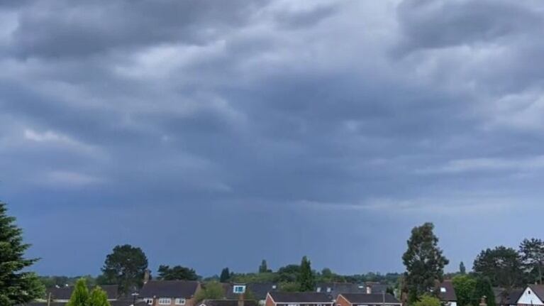 Filman en cámara lenta el cielo durante una tormenta