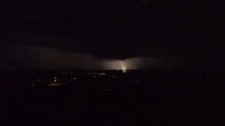 Filman una tormenta de rayos teniendo lugar sobre un espectáculo de fuegos artificiales