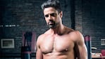 Filtran una foto prohibida de Luciano Castro desnudo sobre una cama