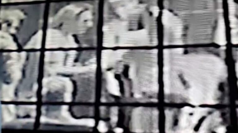 Filtraron una imagen del escándalo de Osvaldo Laport con la dueña de un bar: así la tomó del brazo